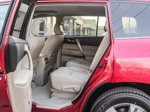 2013款2.7L 七座两驱紫金版 后排空间