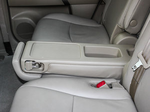 2013款2.7L 七座两驱紫金版 后排中央扶手
