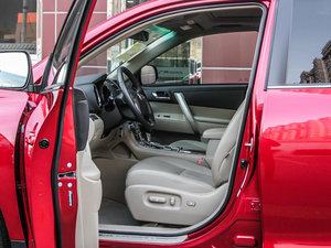 2013款2.7L 七座两驱紫金版 前排空间