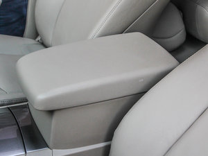 2013款2.7L 七座两驱紫金版 中央扶手箱
