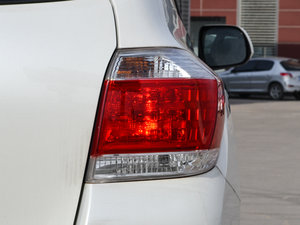 2013款2.7L 五座两驱紫金版 尾灯