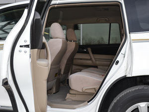 2013款2.7L 五座两驱紫金版 后排空间