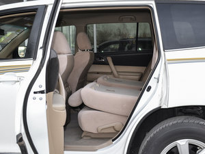 2013款2.7L 五座两驱紫金版 后排座椅放倒