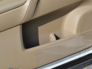 2013款2.7L 五座两驱紫金版 前门储物空间