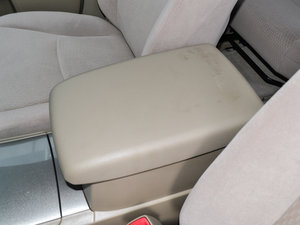 2013款2.7L 五座两驱紫金版 中央扶手箱