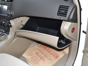 2013款2.7L 五座两驱紫金版 手套箱
