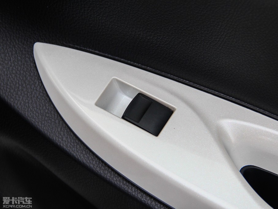 2015YARiS L  1.5G Ԅń촰؄e