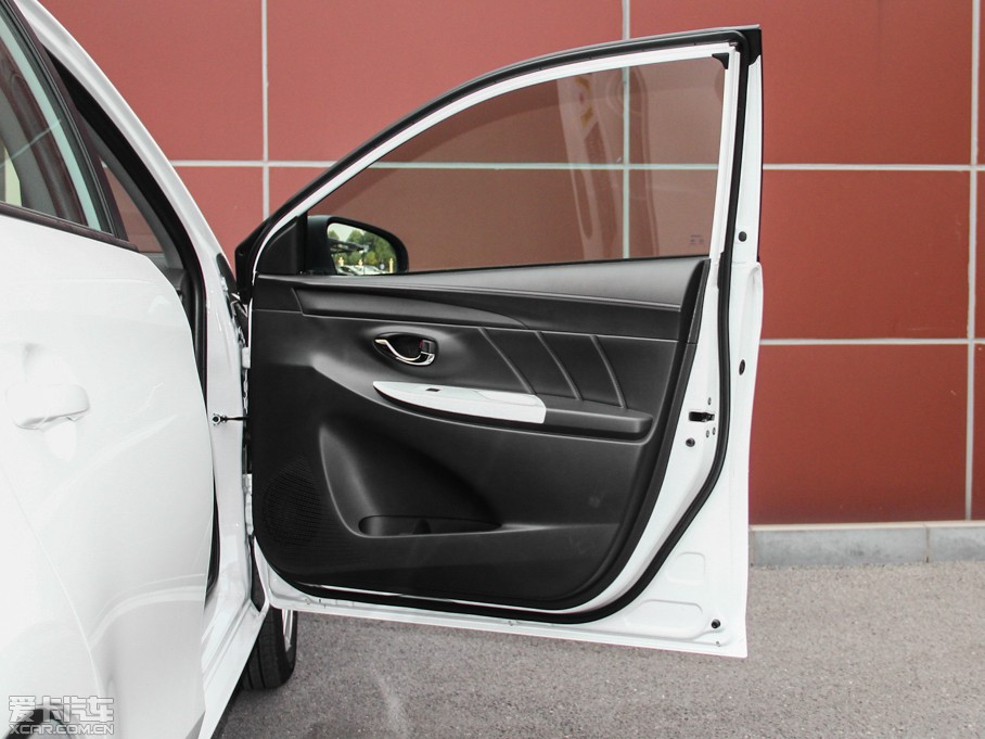 2015YARiS L  1.5G Ԅń촰؄e