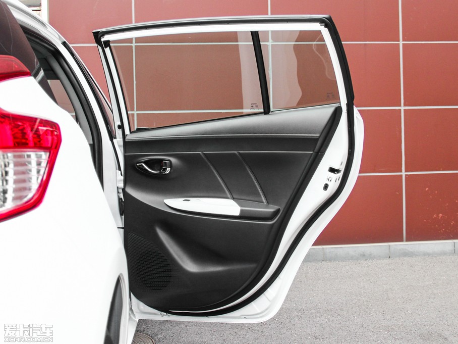 2015YARiS L  1.5G Ԅń촰؄e