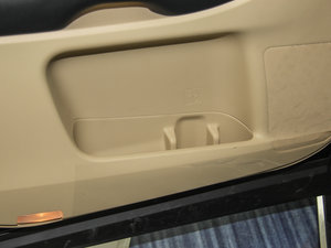 2015款2.0T 七座两驱精英版 前门储物空间
