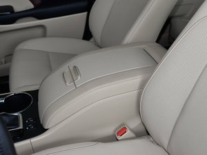 2015款2.0T 七座四驱豪华版 中央扶手箱