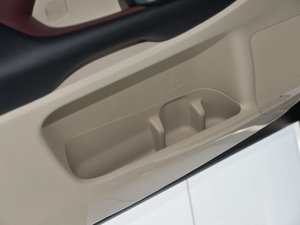 2015款2.0T 七座四驱豪华版 前门储物空间