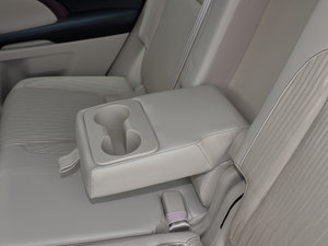 2015款3.5L 七座四驱精英版 后排中央扶手