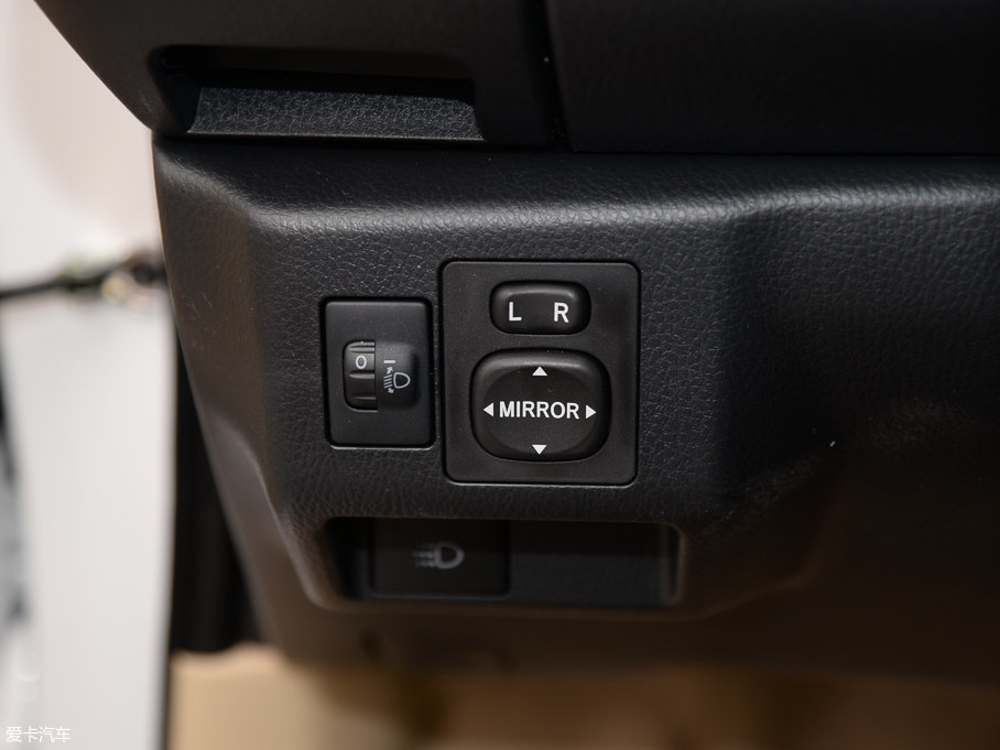 2017��YARiS L ���� 1.5E CVT�Ȅ�(d��ng)��