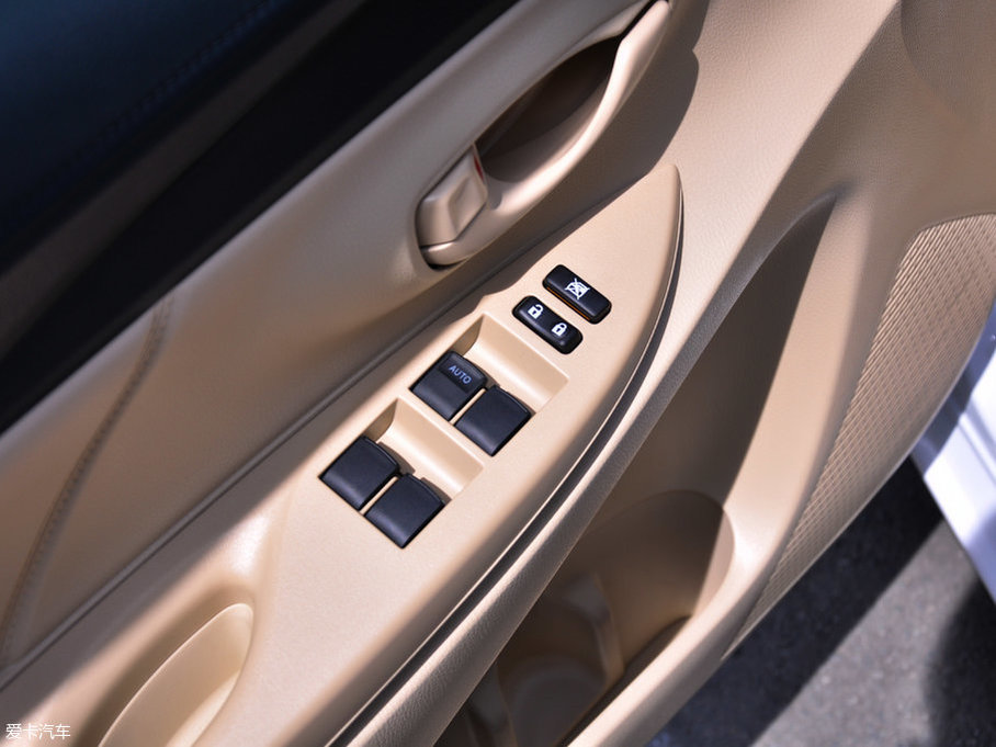 2017��YARiS L ���� 1.3E �ք��ȄӰ�