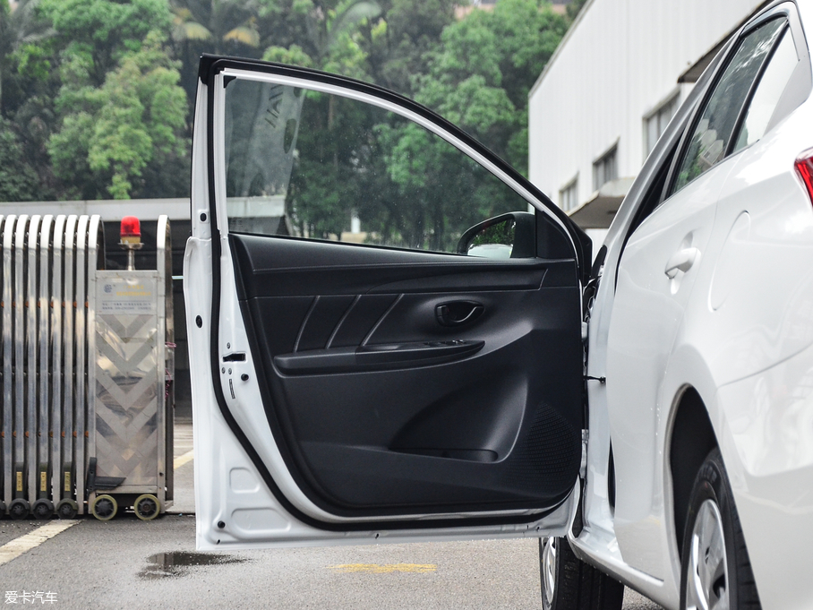 2017YARiS L  1.3E CVTȄӰ