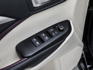 2017款2.0T 七座四驱豪华导航版 主驾车窗控制区	