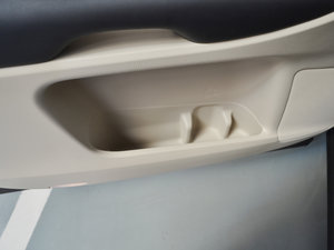 2017款2.0T 七座四驱精英版 前门储物空间