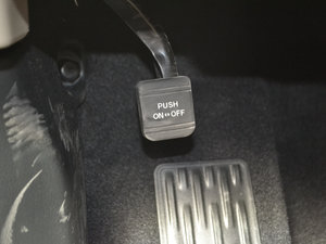 2017款2.0T 七座四驱精英版 驻车制动器
