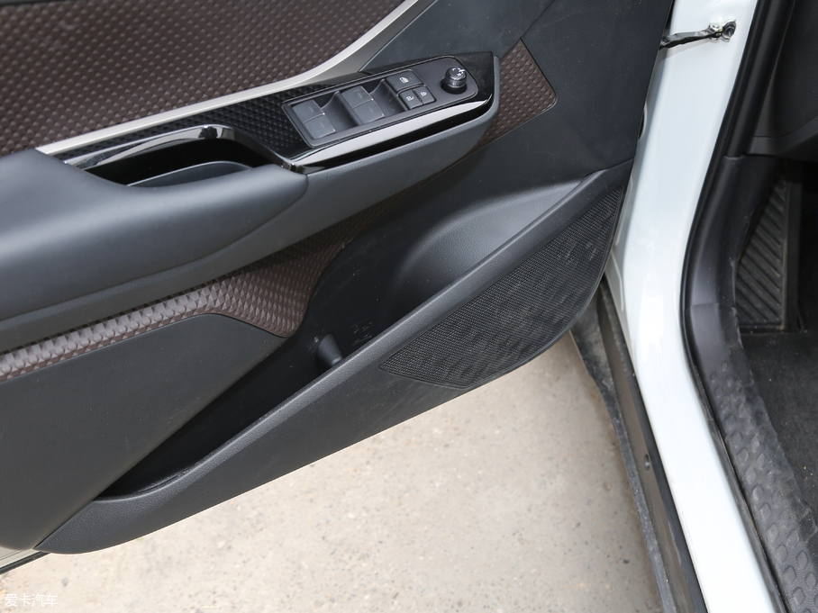 2018SC-HR 촰 2.0L CVTA VI