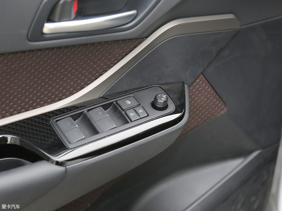 2018SC-HR 촰 2.0L CVTA VI