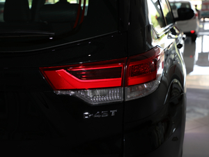 2018款2.0T 两驱豪华版 7座 尾灯