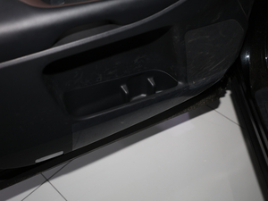2018款2.0T 两驱豪华版 7座 前门储物空间