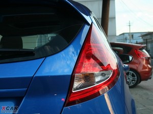 2009款两厢 1.5L 手动运动版 尾灯