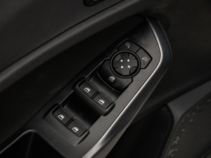 2019款1.5L 自动质享型 国V 主驾车窗控制区	