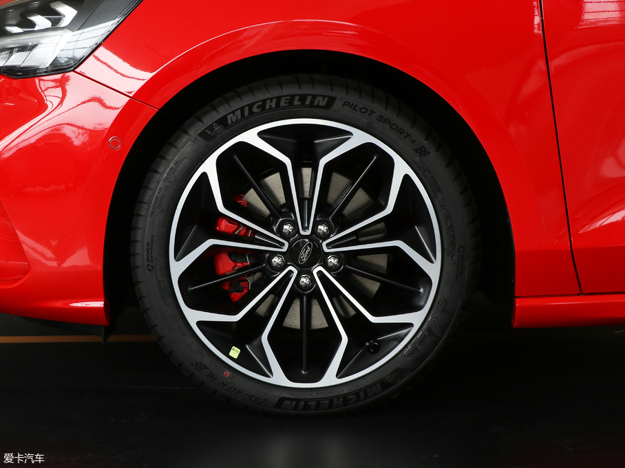 2019���˹ �Ɏ� EcoBoost 180 �Ԅ�ST Line ��V