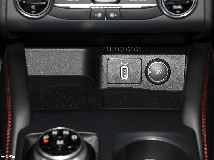 2019���˹ �Ɏ� EcoBoost 180 �Ԅ�ST Line ��V