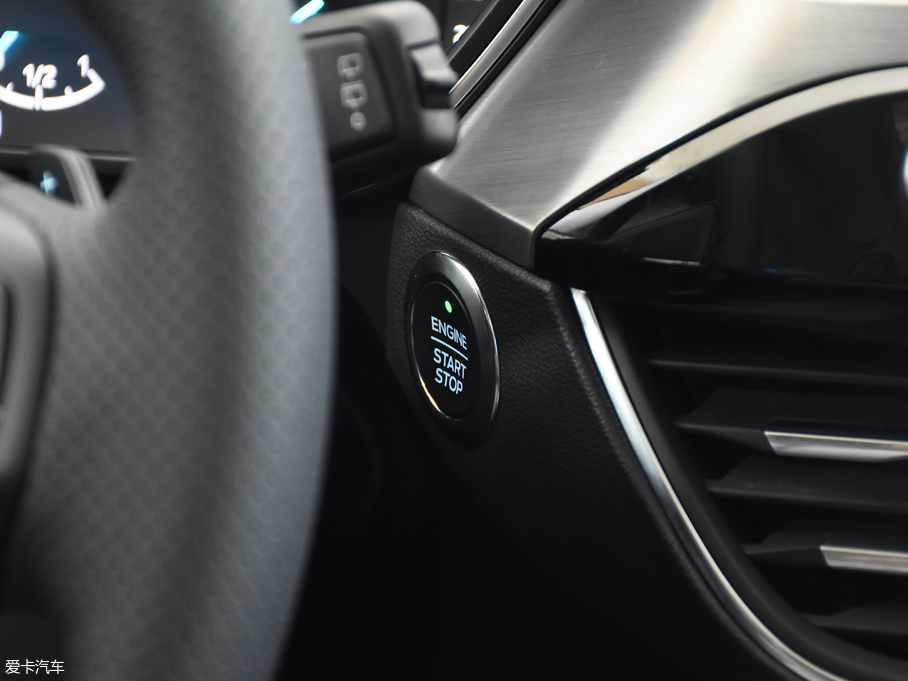 2019���˹ �Ɏ� EcoBoost 180 �Ԅ��hҫ�� ��V