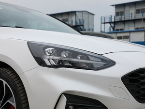 2019 EcoBoost 180ԄST Line V ^