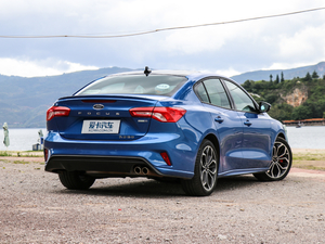 2019 EcoBoost 180ԄST Line V w^