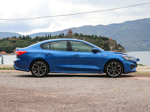 2019 EcoBoost 180ԄST Line V w^