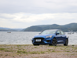 2019 EcoBoost 180ԄST Line V w^