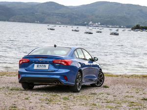 2019 EcoBoost 180ԄST Line V w^