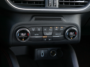 2019 EcoBoost 180ԄST Line V {{