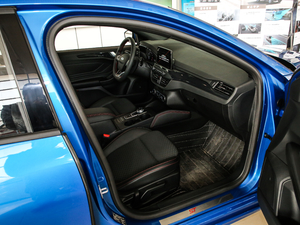 2020Ɏ EcoBoost 180 ST Line п؅^