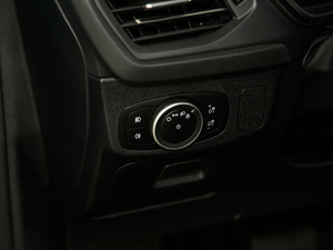 2020Ɏ EcoBoost 180 ST Line п؅^