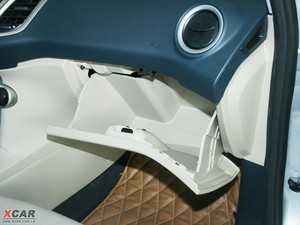 2009款三厢 1.5L 自动豪华版 手套箱