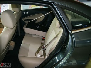 2009款三厢 1.5L 自动豪华版 后排空间