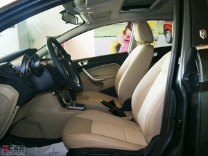 2009款三厢 1.5L 自动豪华版 前排空间