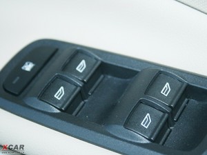 2009款三厢 1.5L 自动豪华版 主驾车窗控制区	