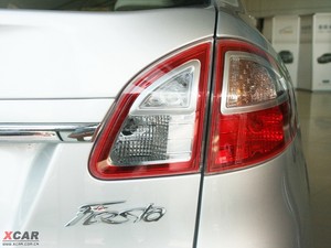 2009款三厢 1.5L 自动豪华版 尾灯