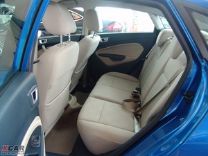 2009款三厢 1.5L 手动时尚版 后排空间