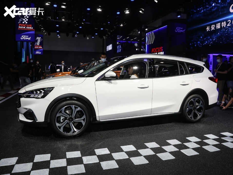 2021˹Cb EcoBoost 180 ԄӫC