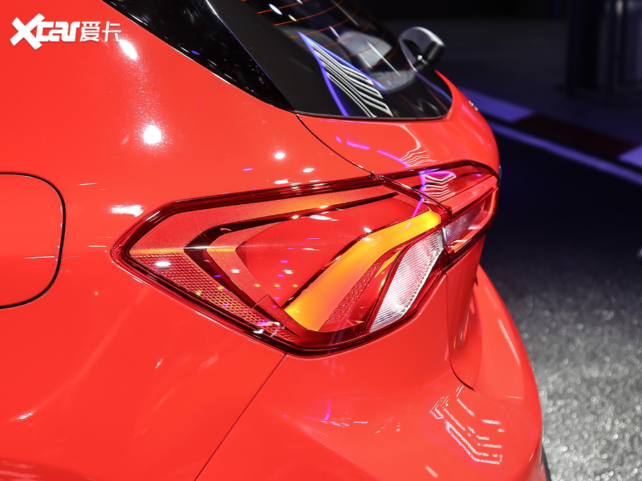 2021���˹ �Ɏ� EcoBoost 180 �Ԅ�ST Line