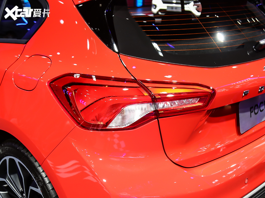 2021���˹ �Ɏ� EcoBoost 180 �Ԅ�(d��ng)ST Line