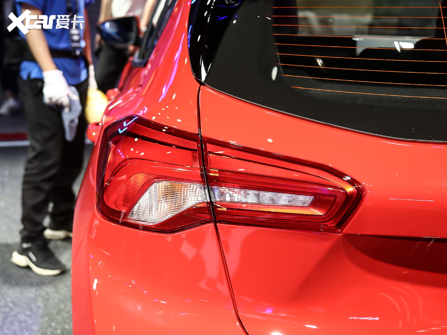 2021���˹ �Ɏ� EcoBoost 180 �Ԅ�ST Line